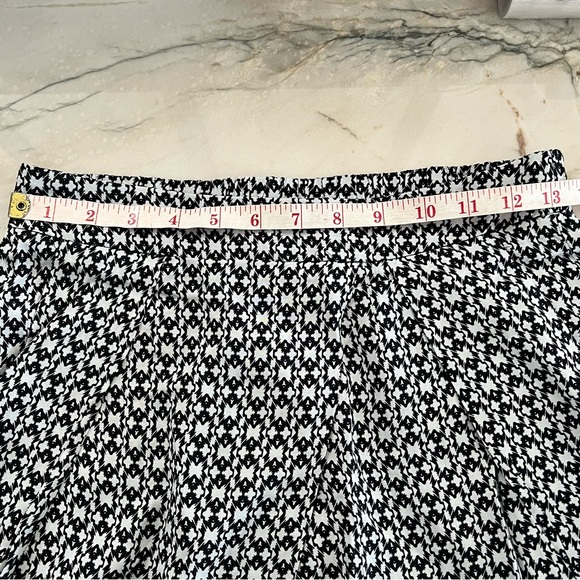 BCBGeneration Black & White Print Comb Shorts - Picture 8 of 10